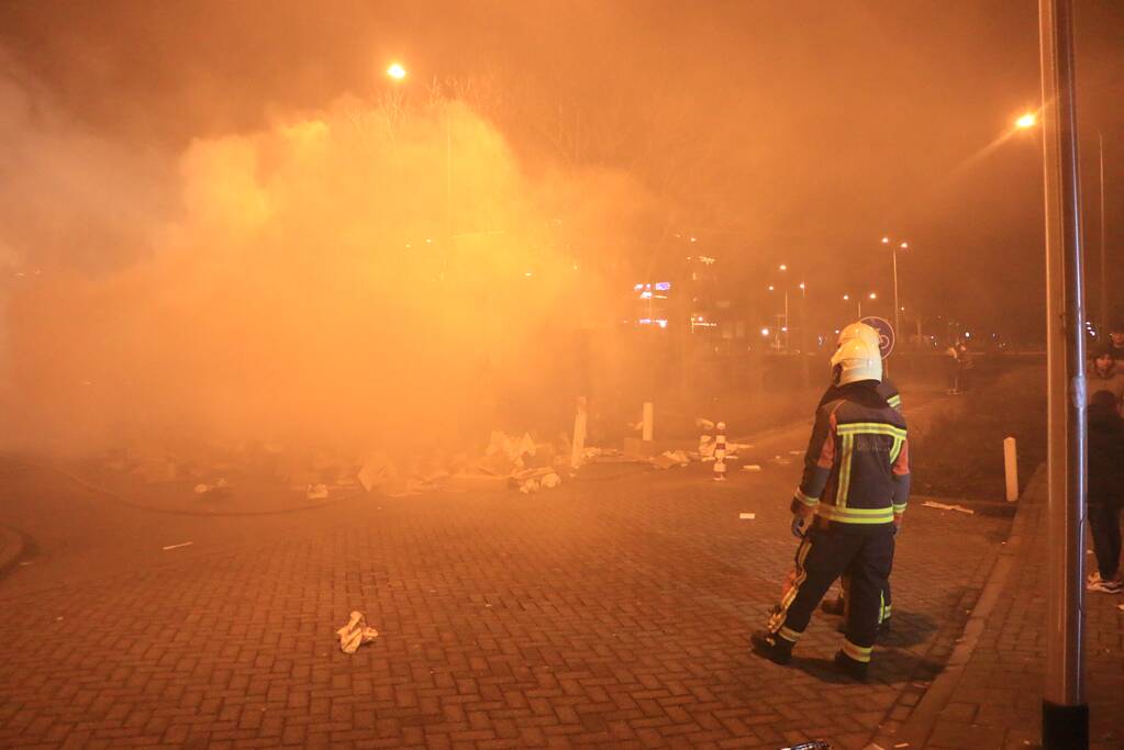Brandweer druk met brand in container vol karton