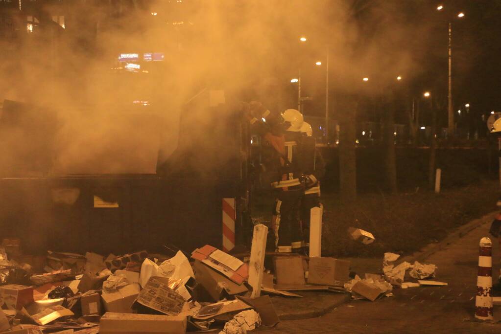 Brandweer druk met brand in container vol karton