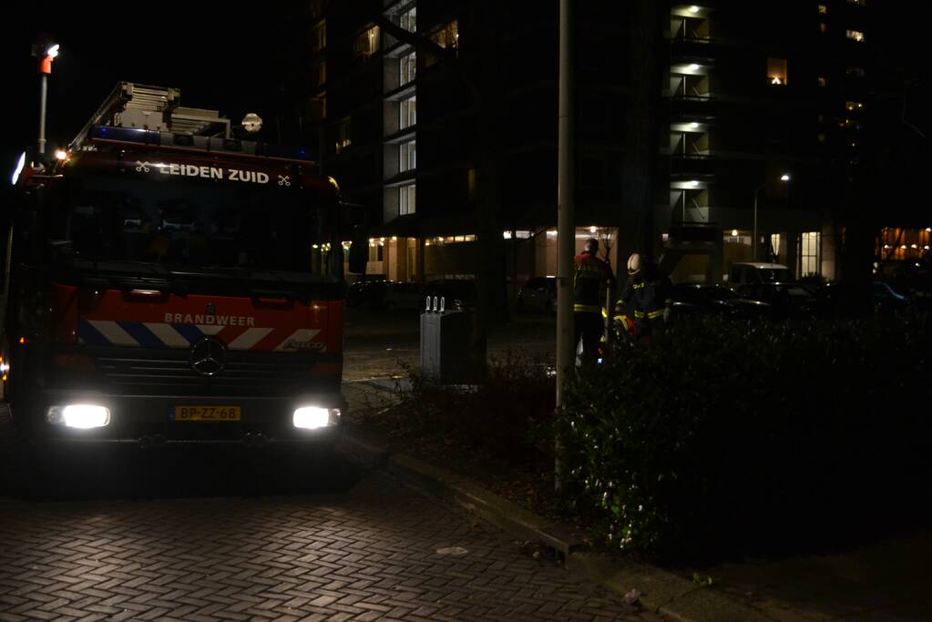 Brandweer blust ondergrondse afvalcontainer