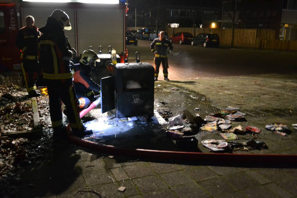 Brandweer blust ondergrondse afvalcontainer