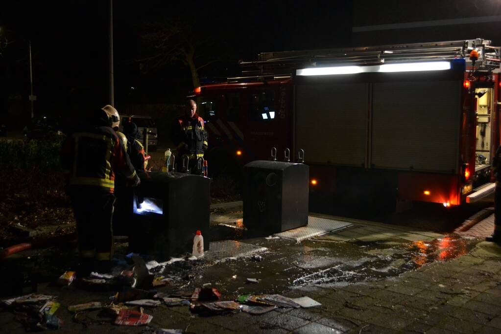 Brandweer blust ondergrondse afvalcontainer