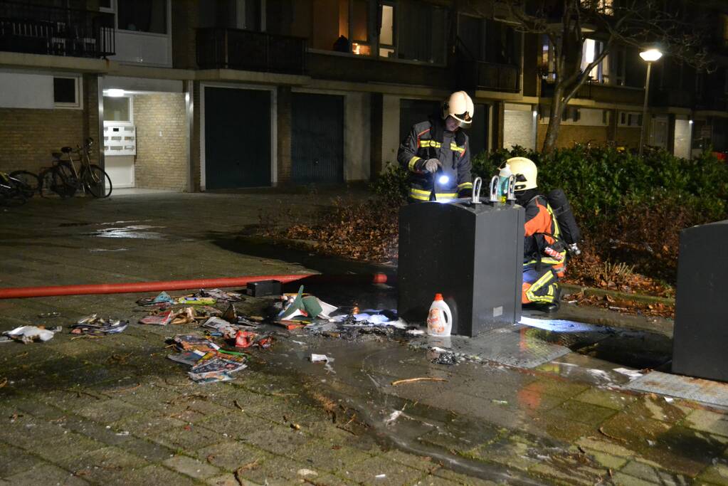 Brandweer blust ondergrondse afvalcontainer
