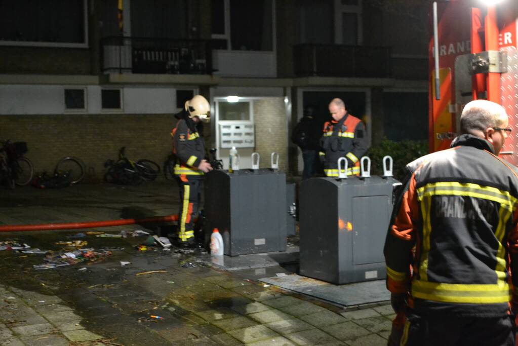 Brandweer blust ondergrondse afvalcontainer