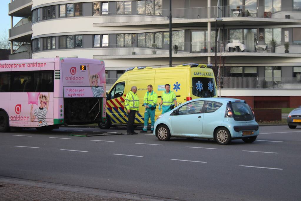 Schade na aanrijding tussen auto en stadsbus