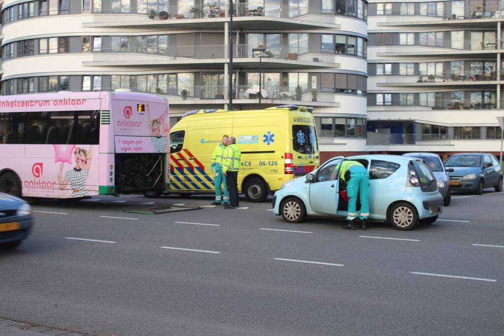 Schade na aanrijding tussen auto en stadsbus