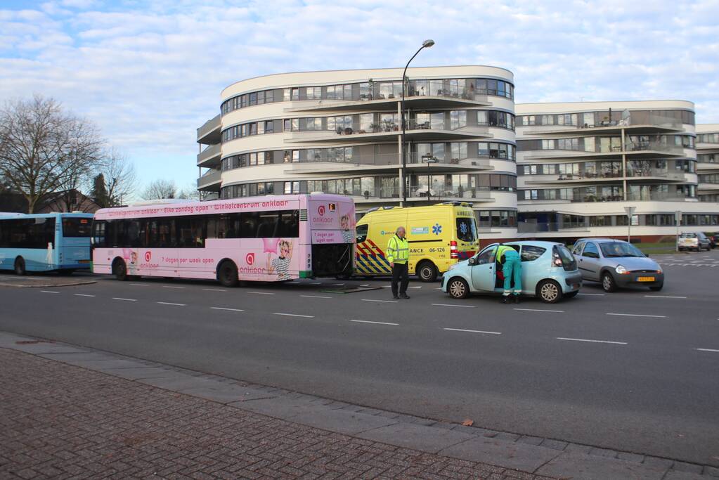 Schade na aanrijding tussen auto en stadsbus