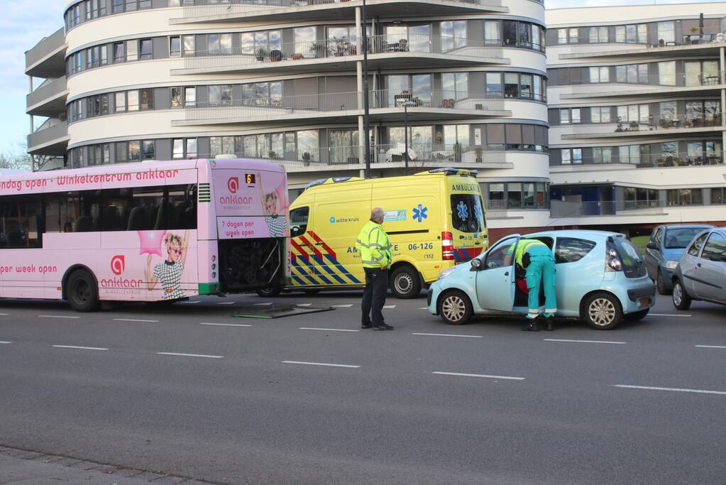 Schade na aanrijding tussen auto en stadsbus