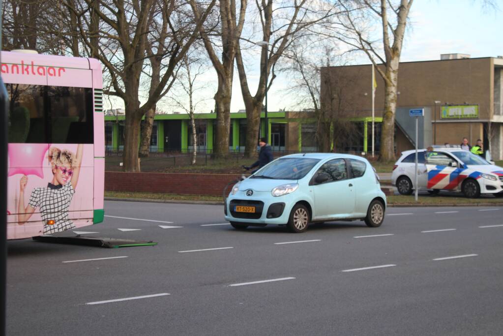 Schade na aanrijding tussen auto en stadsbus