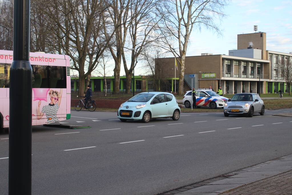 Schade na aanrijding tussen auto en stadsbus
