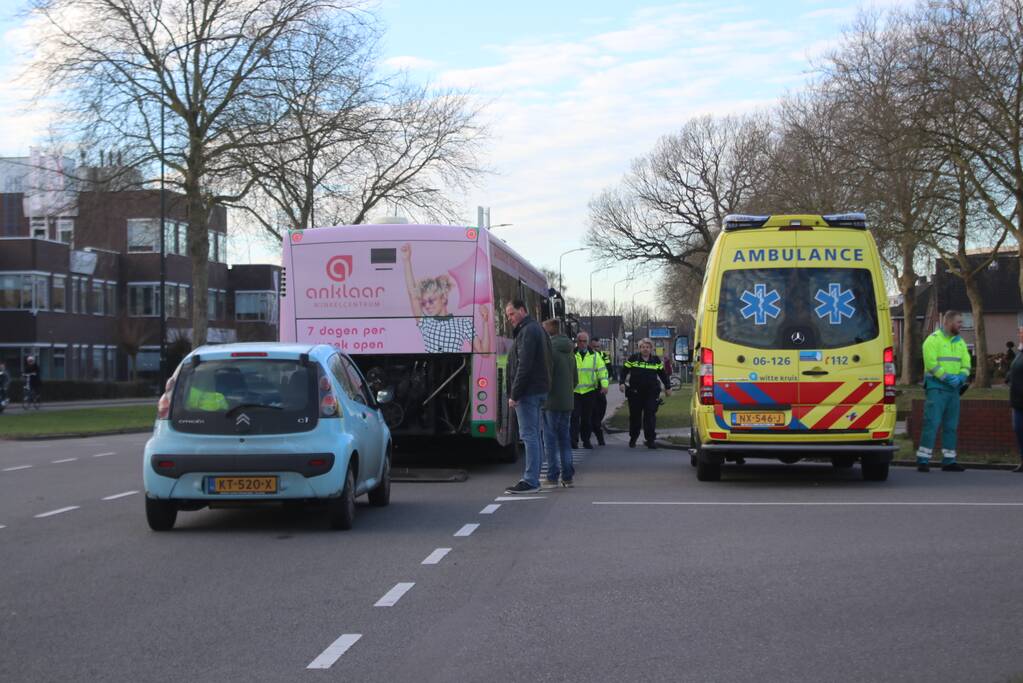 Schade na aanrijding tussen auto en stadsbus