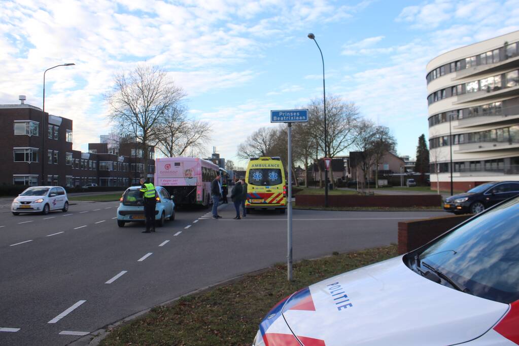 Schade na aanrijding tussen auto en stadsbus