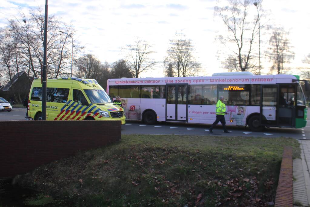Schade na aanrijding tussen auto en stadsbus