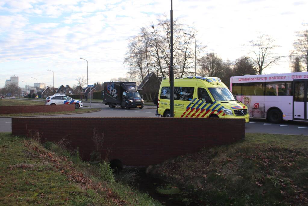 Schade na aanrijding tussen auto en stadsbus