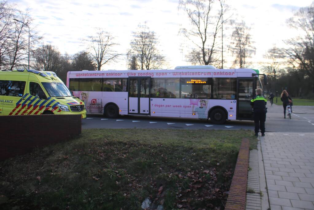 Schade na aanrijding tussen auto en stadsbus