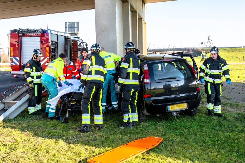Automobilist zwaargewond na crash tegen pijler viaduct