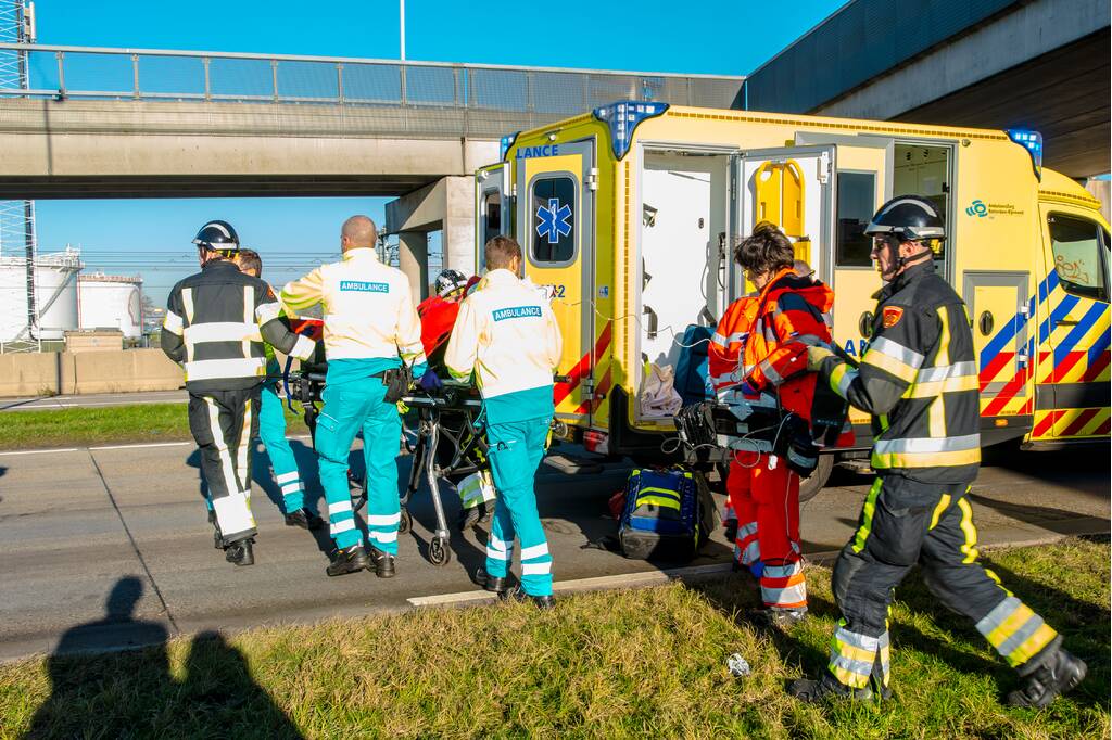 Automobilist zwaargewond na crash tegen pijler viaduct
