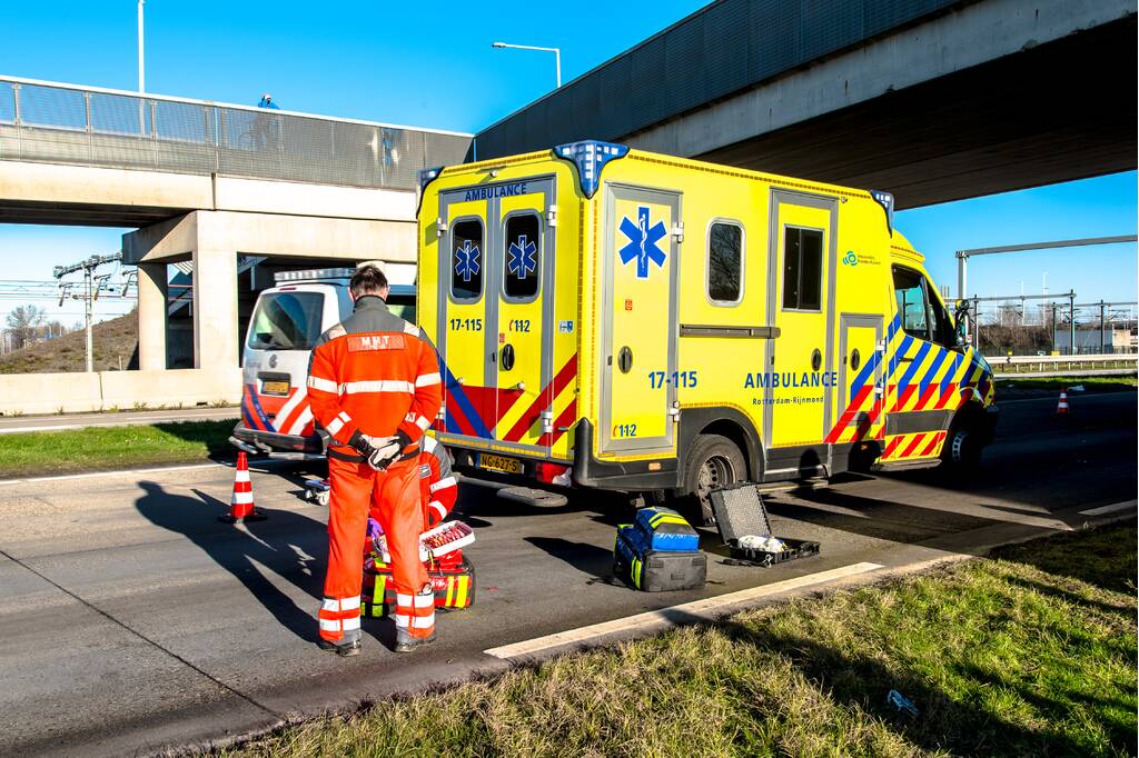 Automobilist zwaargewond na crash tegen pijler viaduct