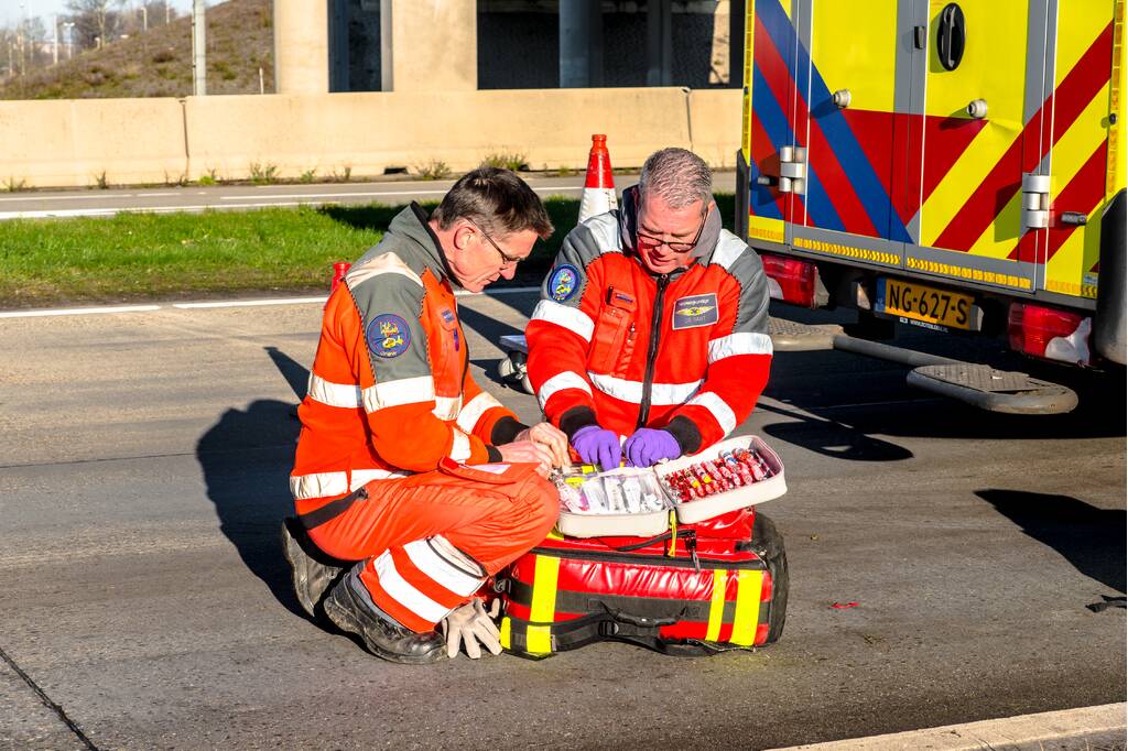 Automobilist zwaargewond na crash tegen pijler viaduct