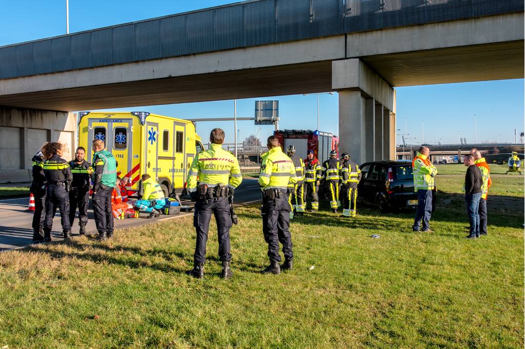 Automobilist zwaargewond na crash tegen pijler viaduct