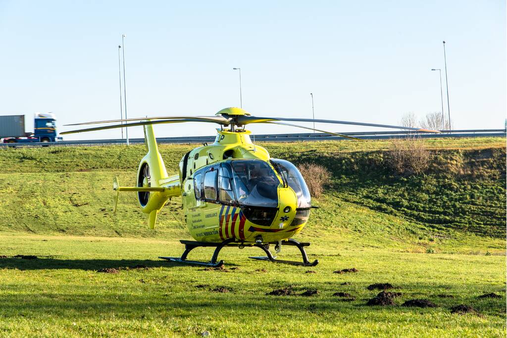 Automobilist zwaargewond na crash tegen pijler viaduct
