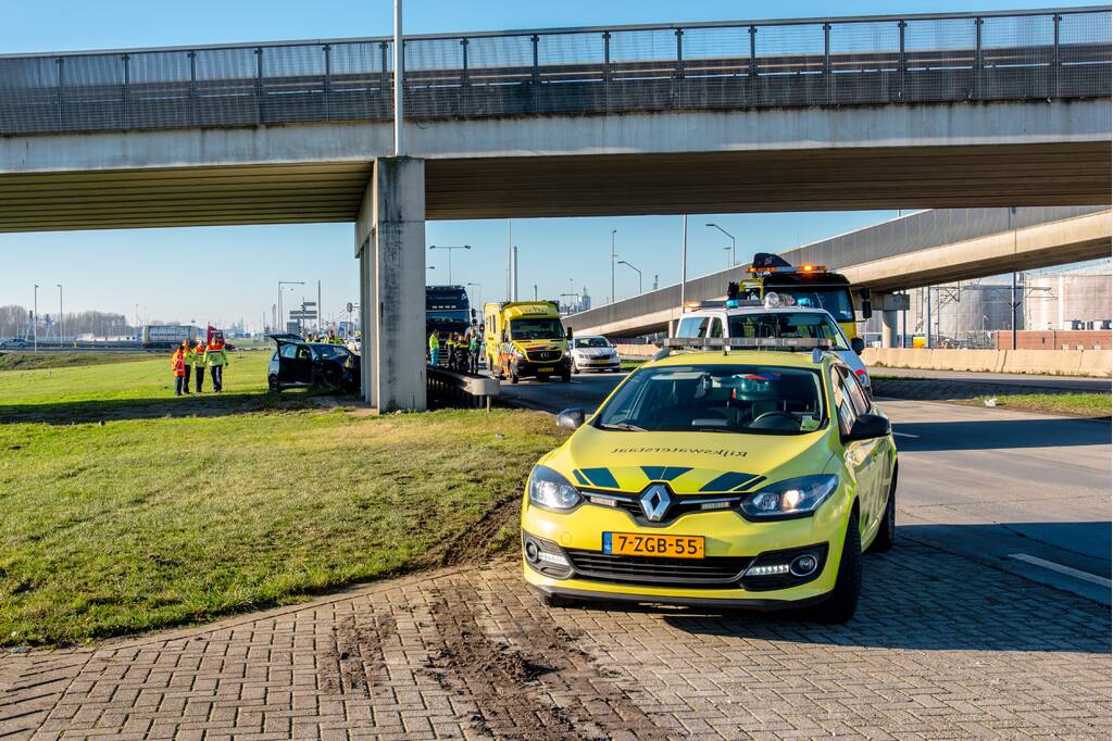 Automobilist zwaargewond na crash tegen pijler viaduct