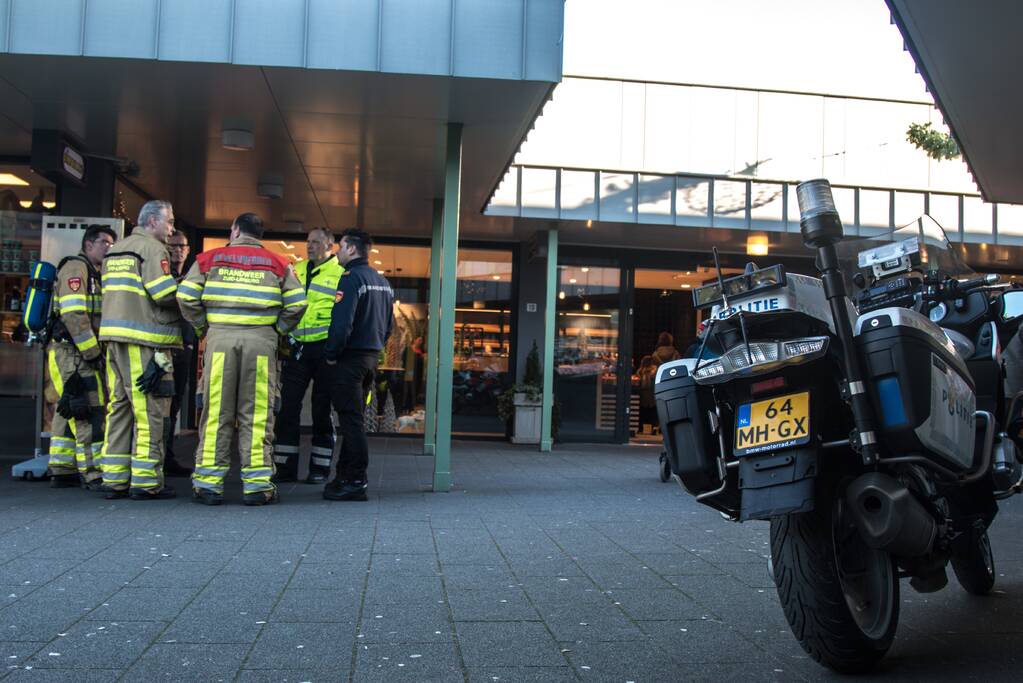 Afgestoken vuurwerk veroorzaakt vreemde lucht in winkel
