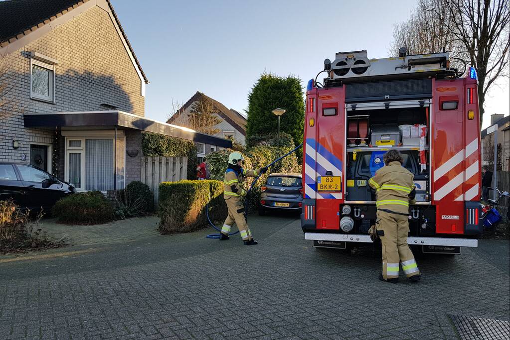 Coniferenhaag vat vlam door vuurwerk