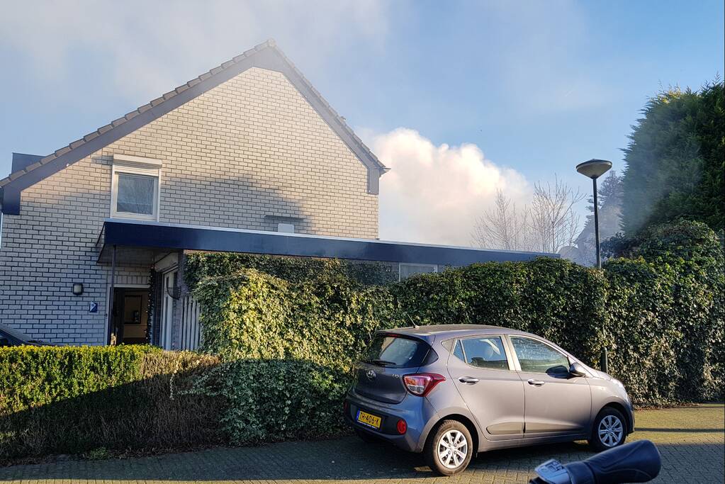 Coniferenhaag vat vlam door vuurwerk