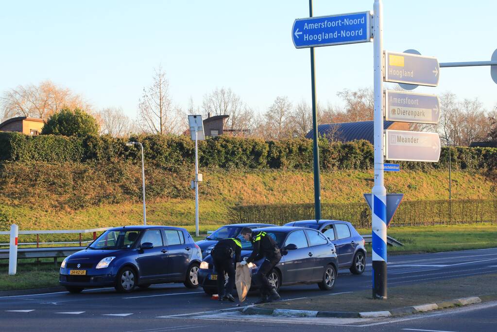 Twee personenauto's botsen op elkaar op rotonde