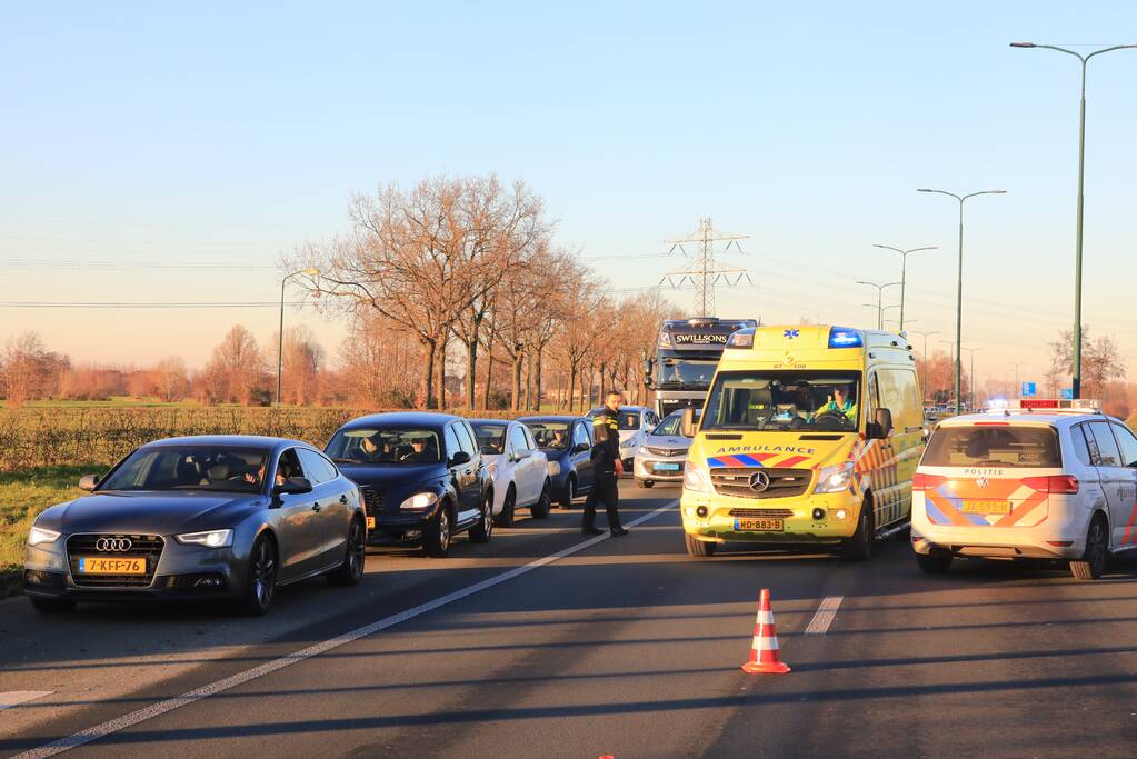 Twee personenauto's botsen op elkaar op rotonde