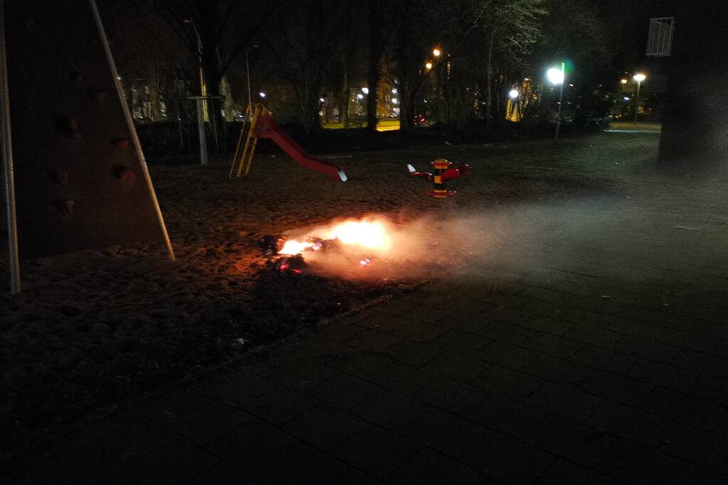 Twee afval brandjes bij flat