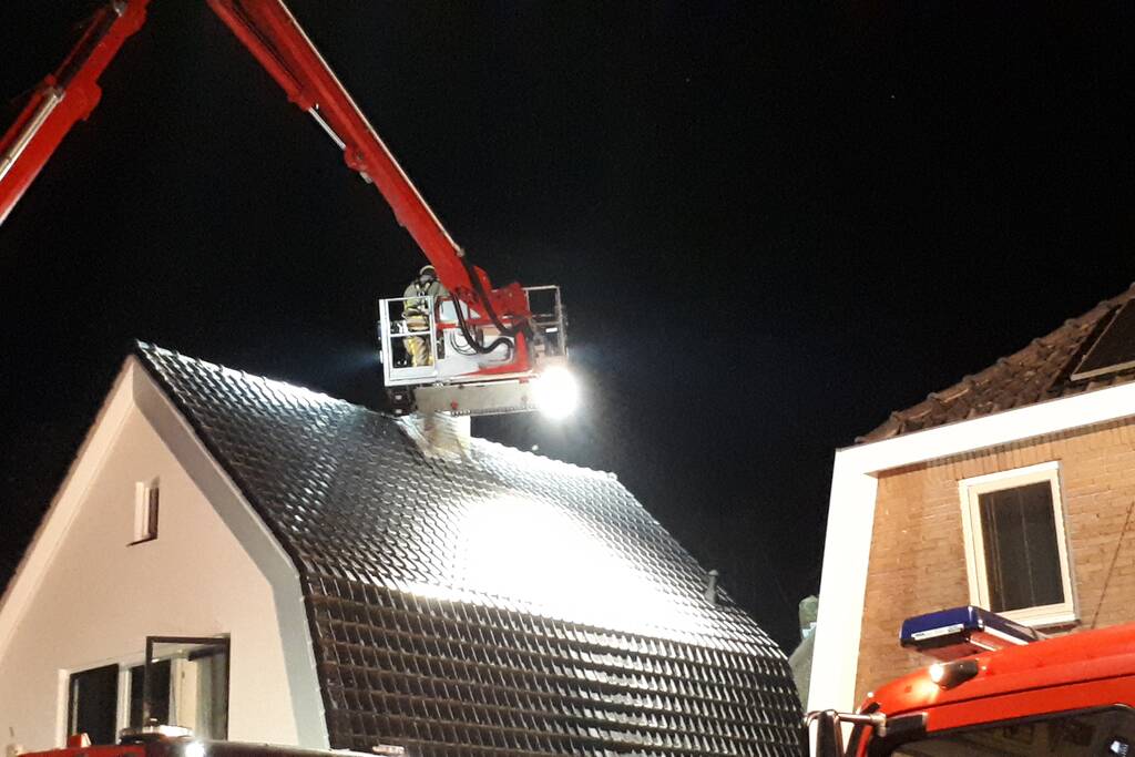Brandweer blust brand in schoorsteen