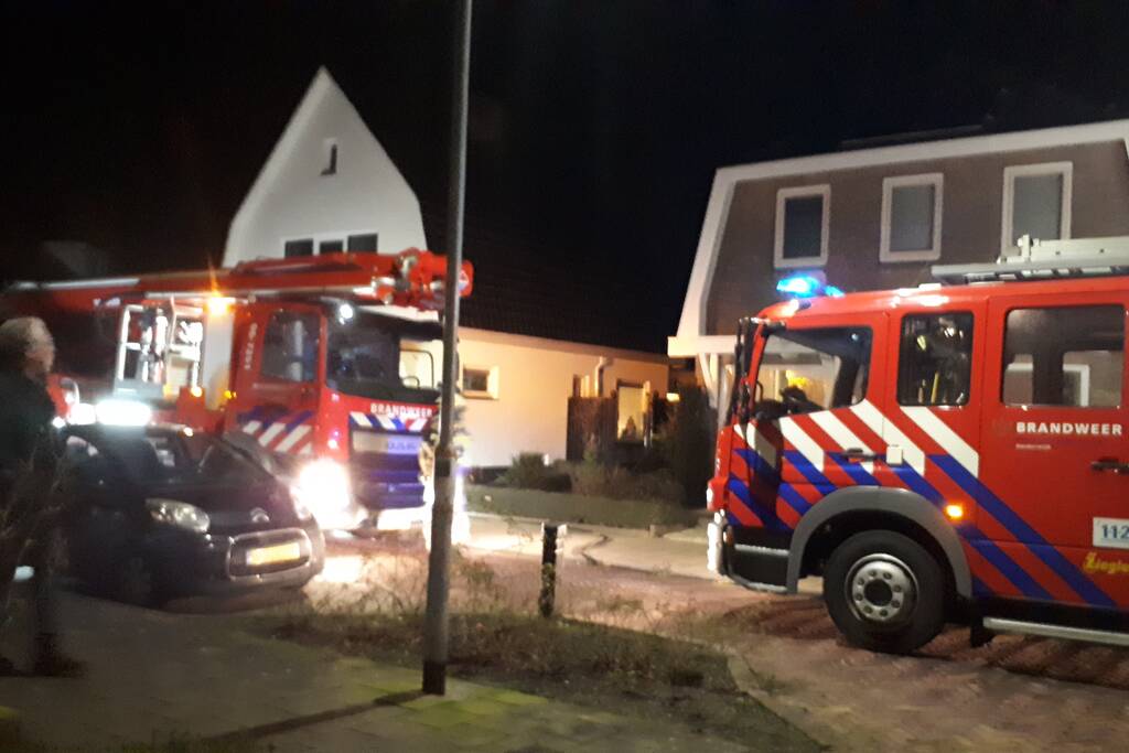 Brandweer blust brand in schoorsteen