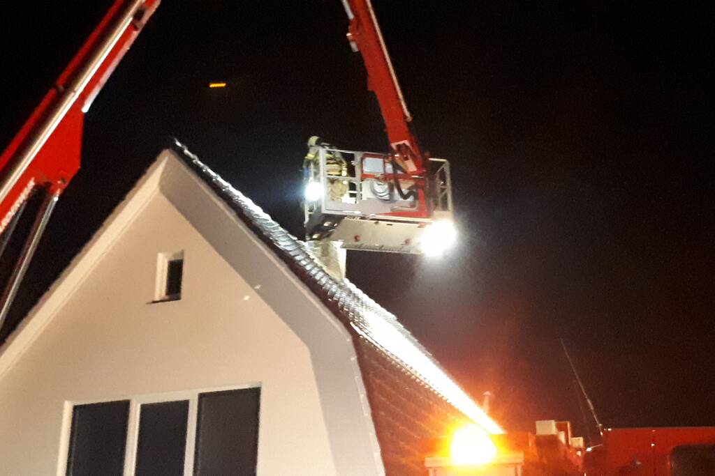 Brandweer blust brand in schoorsteen