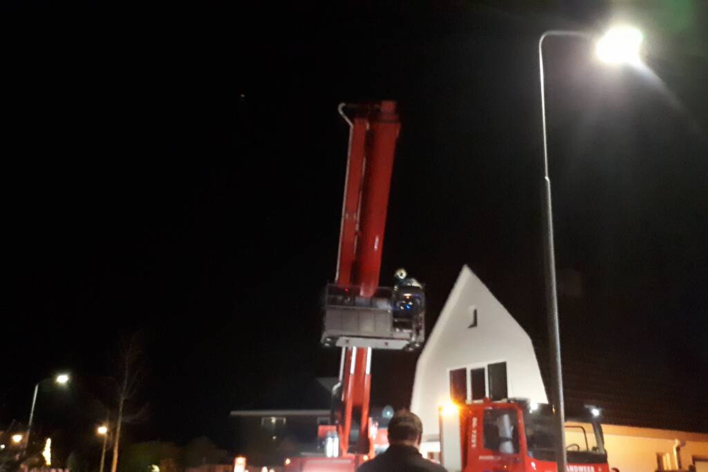 Brandweer blust brand in schoorsteen