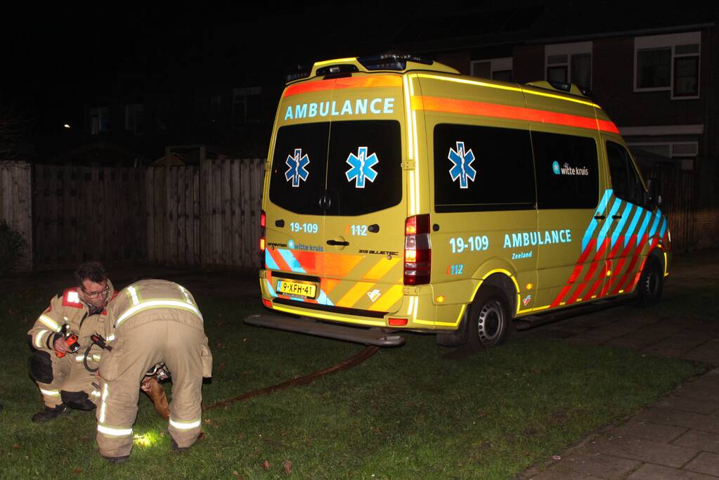 Brandweer trekt vastgereden ambulance los