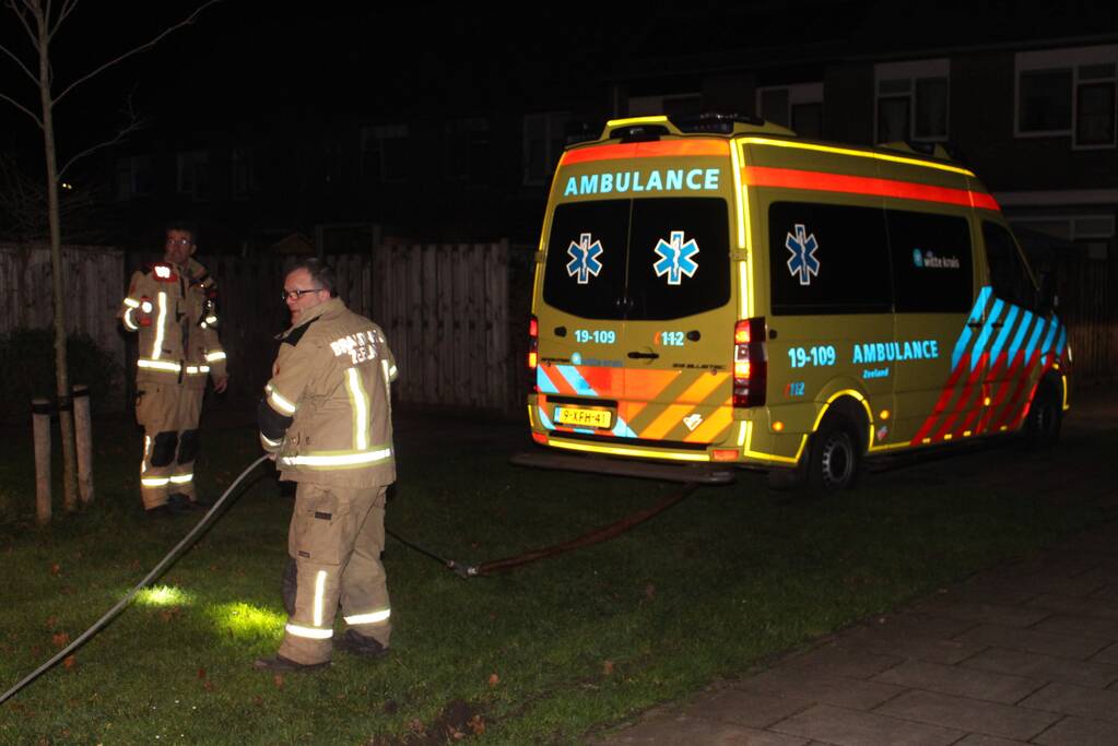 Brandweer trekt vastgereden ambulance los