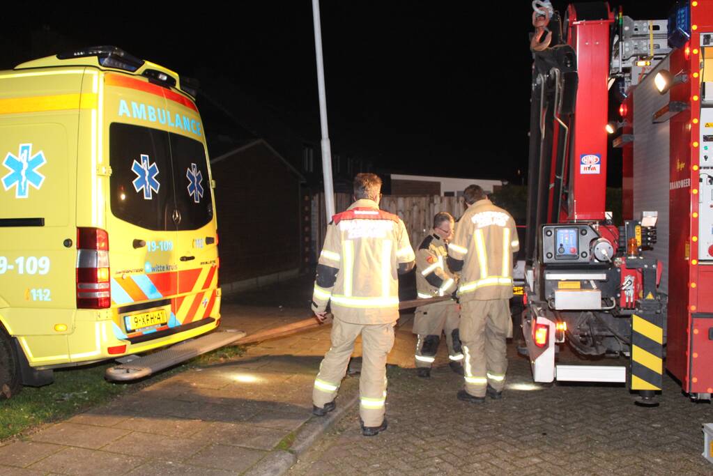 Brandweer trekt vastgereden ambulance los