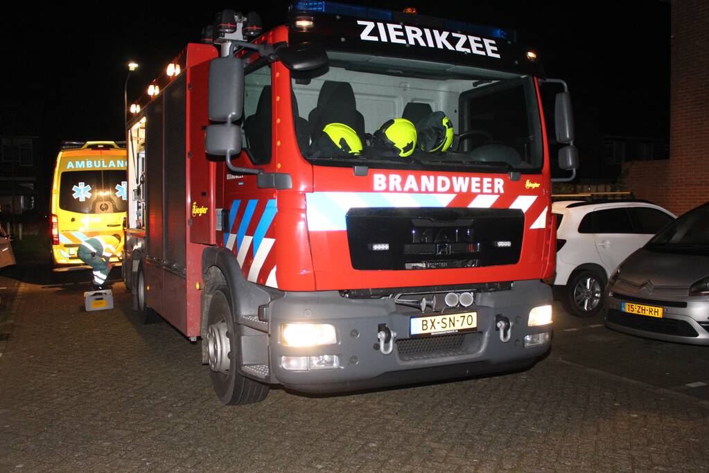 Brandweer trekt vastgereden ambulance los