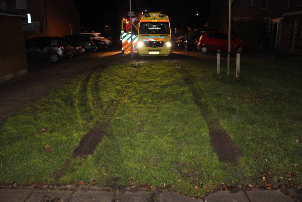 Brandweer trekt vastgereden ambulance los