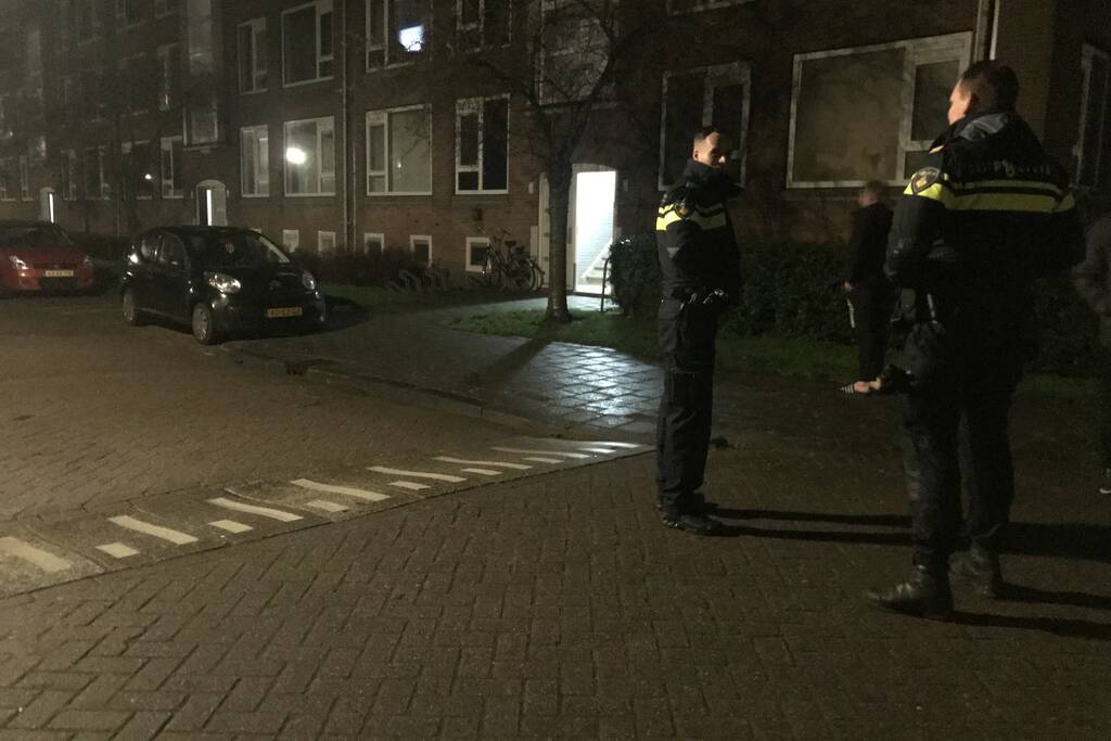 Brandweer verricht metingen vanwege vreemde lucht in portiekflat