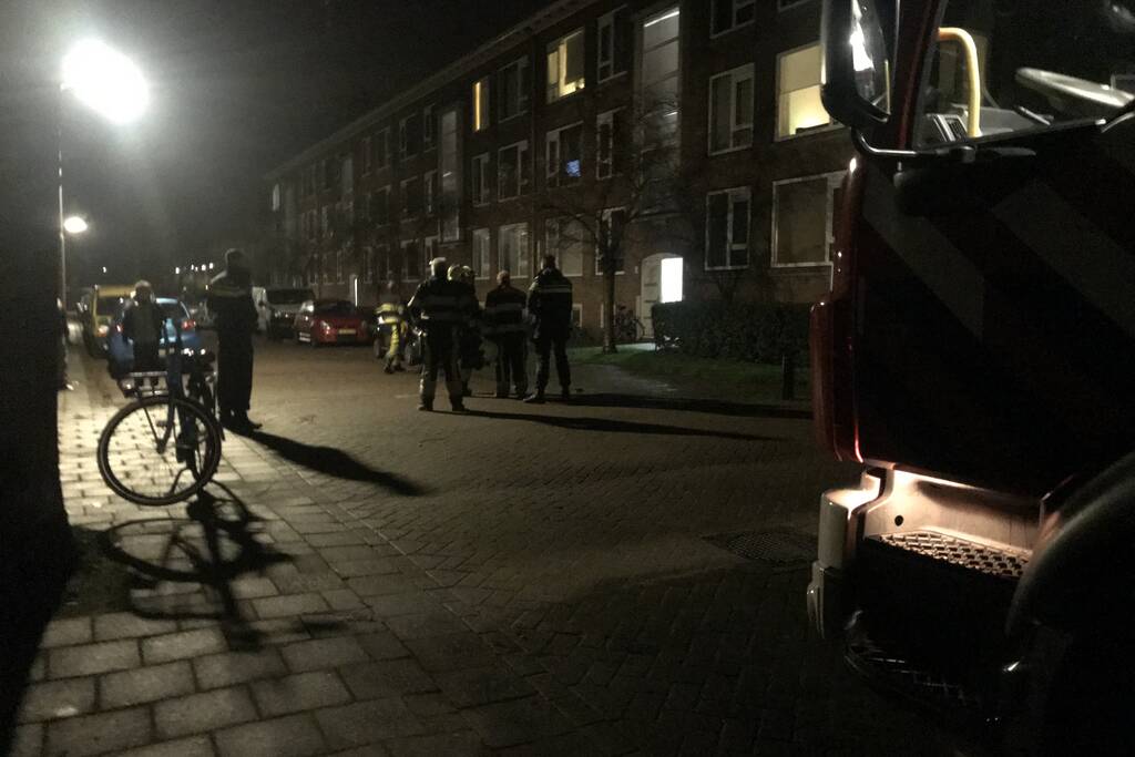 Brandweer verricht metingen vanwege vreemde lucht in portiekflat