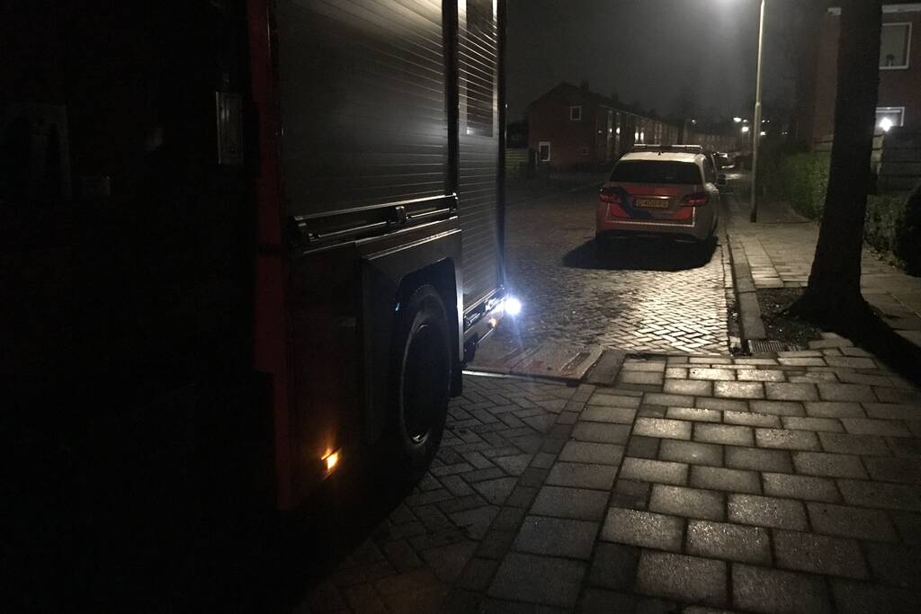 Brandweer verricht metingen vanwege vreemde lucht in portiekflat