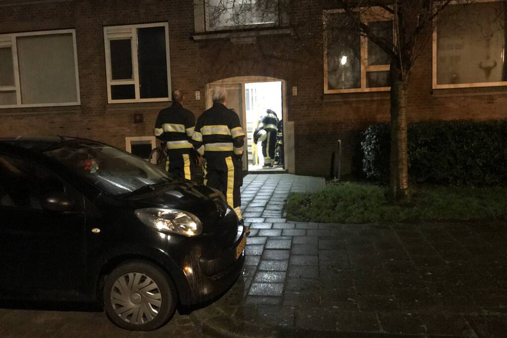 Brandweer verricht metingen vanwege vreemde lucht in portiekflat