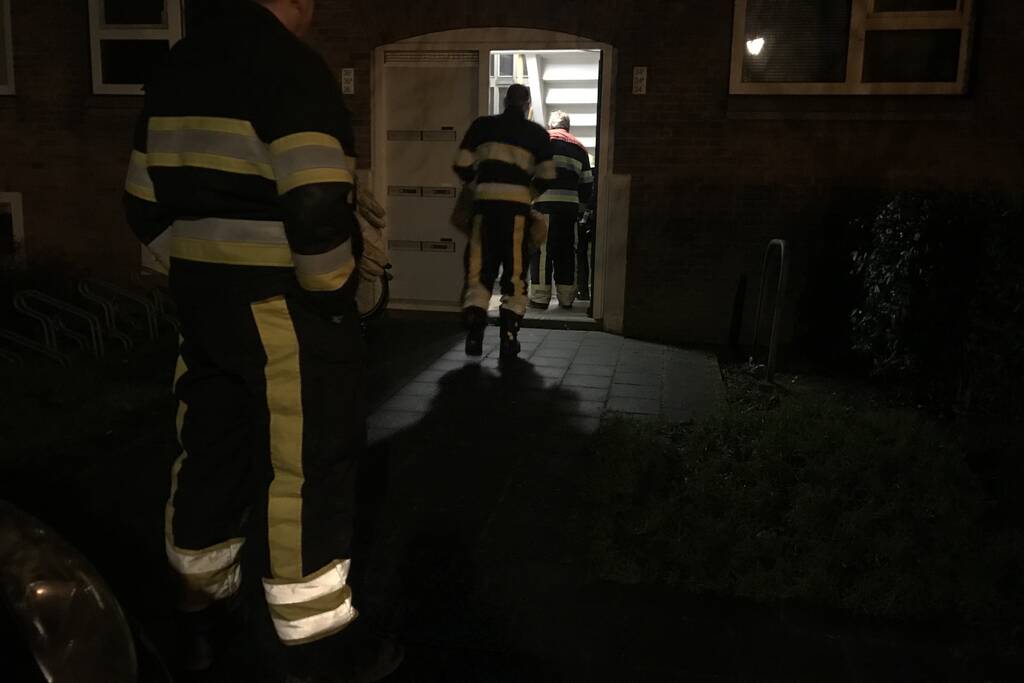 Brandweer verricht metingen vanwege vreemde lucht in portiekflat