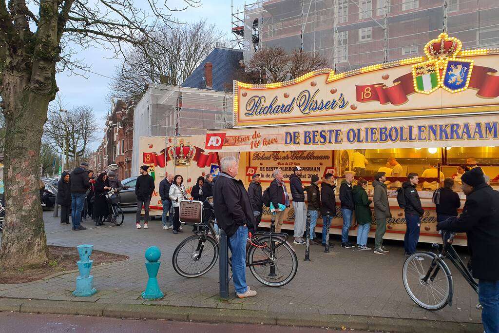 Topdrukte bij oliebollenkraam Richard Visser