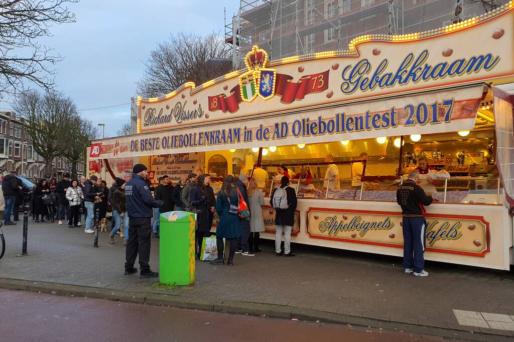 Topdrukte bij oliebollenkraam Richard Visser