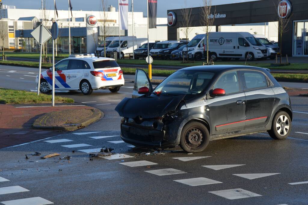 Personenauto botst hard in flank van vrachtwagen