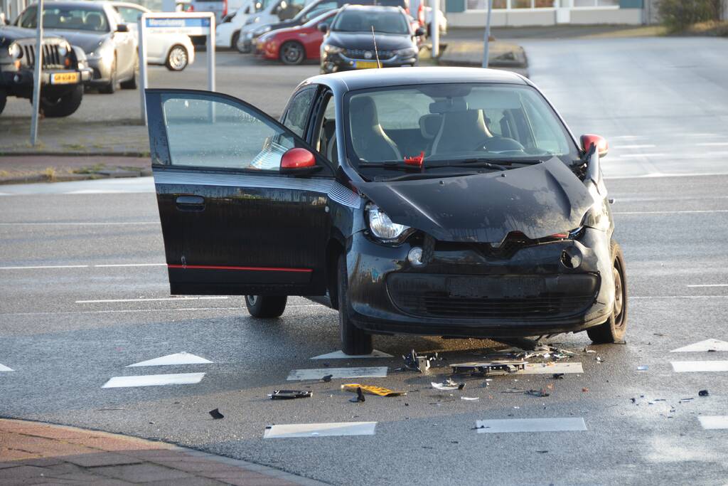 Personenauto botst hard in flank van vrachtwagen