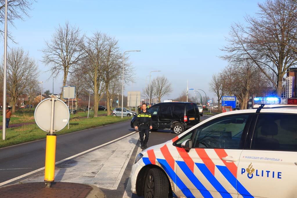 Auto botst in flank van bestelbus
